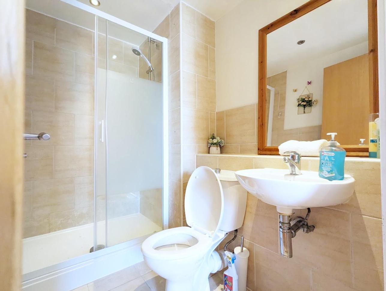 Morden 2-bedroom In Heart Of Centre *